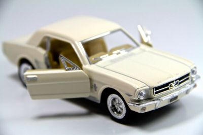 Метална количка 1964 Ford Mustang - бял Kinsmart 1/38