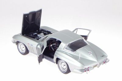 Метална кола Chevrolet Corvette 1965 Maisto 1/18 31640