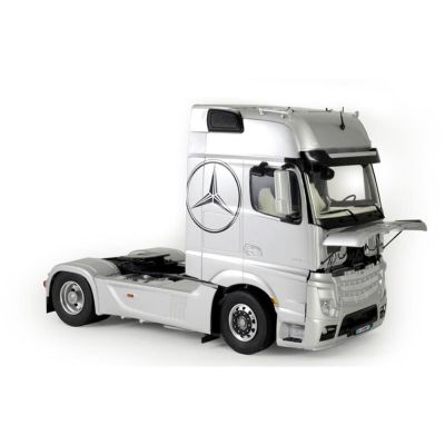 Сглобяем камион Mercedes Benz Actros MP4 Gigaspace 1/24 ITALERI 3905