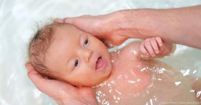 Къпане на новородено