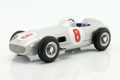 Метална кола Mercedes-Benz W196 #8 WERK83 W1801803 - 1:18