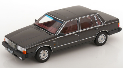 Метален автомобил Volvo 760 Turbo 1:18 Triple9 Collection 91800534