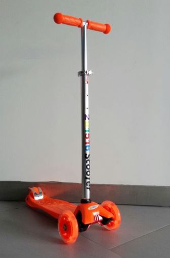 Тротинетка/скутер макси със светещи колела оранжева