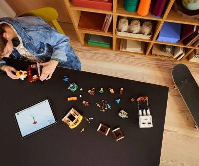 Конструктор LEGO Minecraft 21273 Нападението на огнения призрак балон в селото