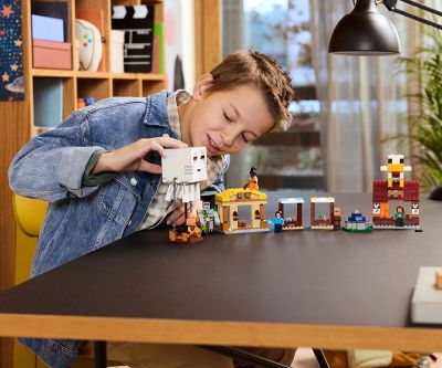 Конструктор LEGO Minecraft 21273 Нападението на огнения призрак балон в селото