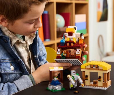 Конструктор LEGO Minecraft 21273 Нападението на огнения призрак балон в селото