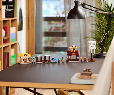 Конструктор LEGO Minecraft 21273 Нападението на огнения призрак балон в селото