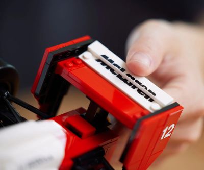 Конструктор LEGO Icons 10330 McLaren MP4/4 и Айртон Сена