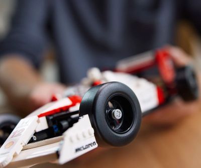 Конструктор LEGO Icons 10330 McLaren MP4/4 и Айртон Сена
