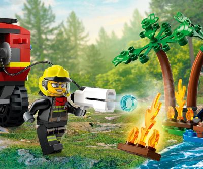 Конструктор LEGO City Fire 60412 Пожарникарски камион 4x4 със спасителна лодка