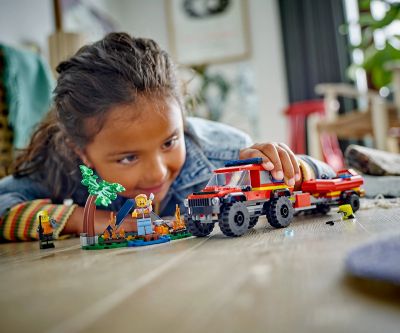 Конструктор LEGO City Fire 60412 Пожарникарски камион 4x4 със спасителна лодка