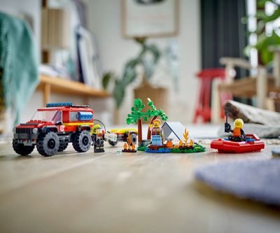 Конструктор LEGO City Fire 60412 Пожарникарски камион 4x4 със спасителна лодка