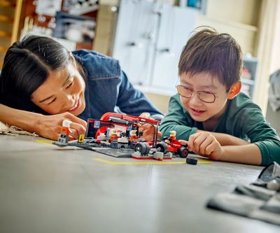 Конструктор Питстоп и механици от F1 с кола Ferrari LEGO City 60443 