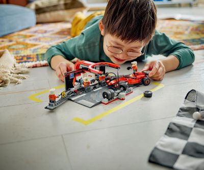 Конструктор Питстоп и механици от F1 с кола Ferrari LEGO City 60443 