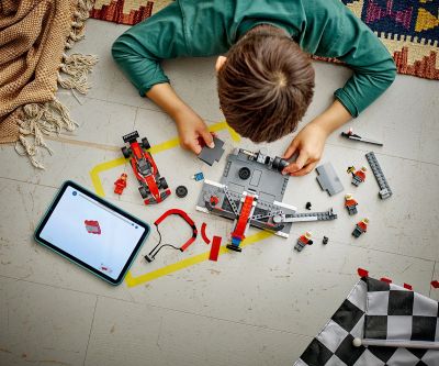 Конструктор Питстоп и механици от F1 с кола Ferrari LEGO City 60443 