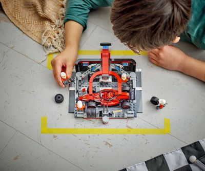 Конструктор Питстоп и механици от F1 с кола Ferrari LEGO City 60443 