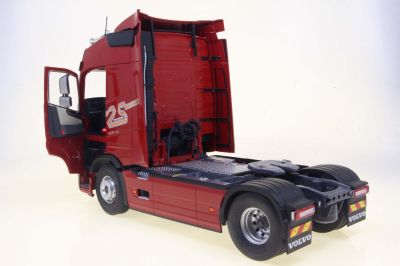 Метален камион влекач VOLVO FH GLOBETROTTER XL SOLIDO 1:24