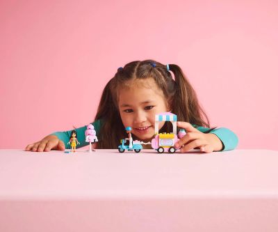 Конструктор LEGO Friends 42643 Щанд за захарен памук и скутер