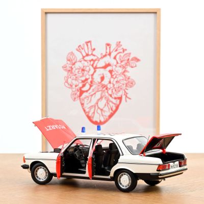 Метална кола Mercedes-Benz 200 1984 Emergency Ambulance Norev 1:18 - 183834