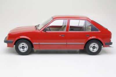 Метален автомобил Opel Kadett D 1984 Triple9 Collection 1:18 T 91800421