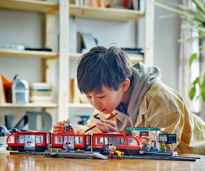 Конструктор LEGO City 60423 Трамвай и гара в центъра на града