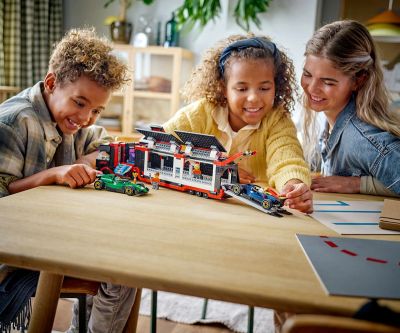 Конструктор LEGO City 60445 Камион от F1 с коли RB20 и AMR24 от F1