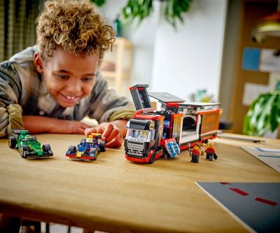 Конструктор LEGO City 60445 Камион от F1 с коли RB20 и AMR24 от F1