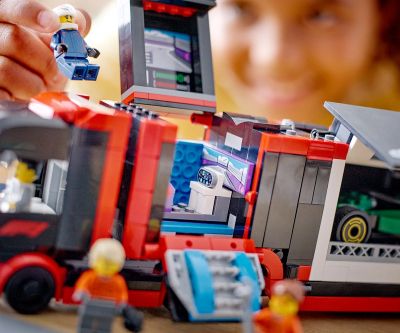 Конструктор LEGO City 60445 Камион от F1 с коли RB20 и AMR24 от F1