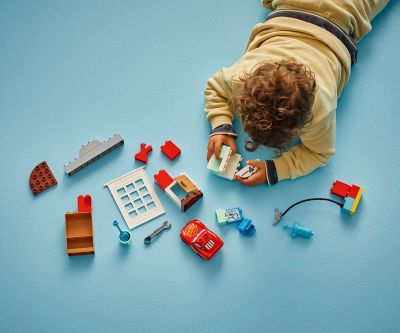 Конструктор LEGO DUPLO Disney 10456 Посещението на Маккуин в гаража на Док