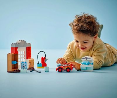 Конструктор LEGO DUPLO Disney 10456 Посещението на Маккуин в гаража на Док