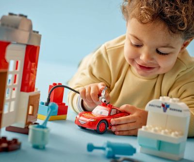 Конструктор LEGO DUPLO Disney 10456 Посещението на Маккуин в гаража на Док