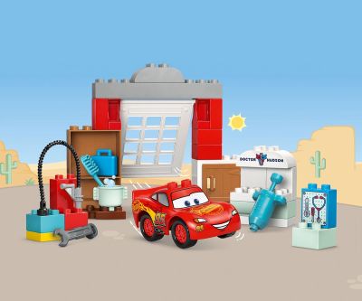 Конструктор LEGO DUPLO Disney 10456 Посещението на Маккуин в гаража на Док