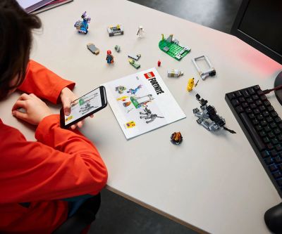 Конструктор LEGO Fortnite 77075 Лагерът на Peely и Sparkplug