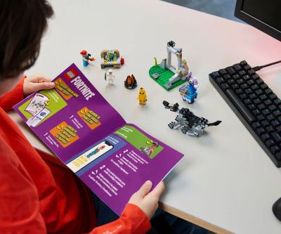 Конструктор LEGO Fortnite 77075 Лагерът на Peely и Sparkplug
