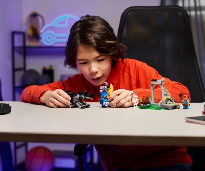 Конструктор LEGO Fortnite 77075 Лагерът на Peely и Sparkplug