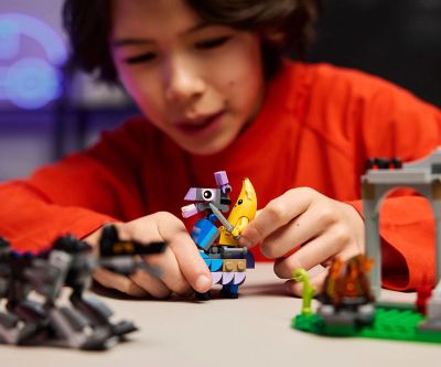 Конструктор LEGO Fortnite 77075 Лагерът на Peely и Sparkplug