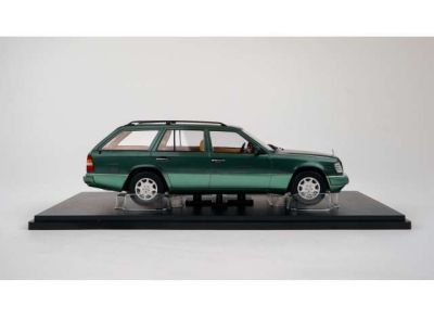 Метален автомобил Mercedes-Benz E-Class T Model S124 1995 Triple9 Collection 1:18 T91800360
