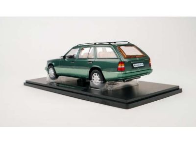 Метален автомобил Mercedes-Benz E-Class T Model S124 1995 Triple9 Collection 1:18 T91800360