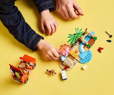 Конструктор Lego Bluey 11202 Пътуване до плажа със семейната кола на Блуи