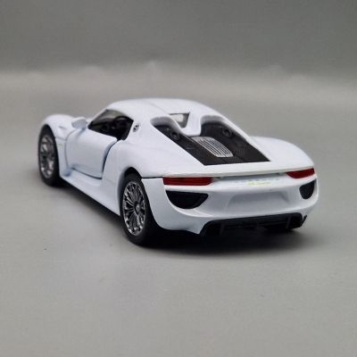 Метална кола Porsche 918 Spyder 1:34 Welly бял