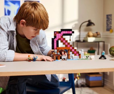 Конструктор Мината с кирка LEGO Minecraft 21277 