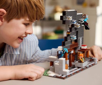 Конструктор Мината с кирка LEGO Minecraft 21277 