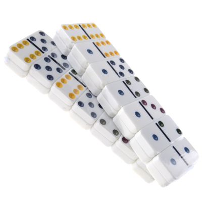 Домино в кутия с бели плочки