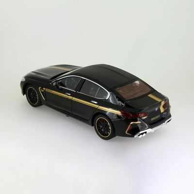 Метален автомобил BMW M8 със звук и светлини 1/24 
