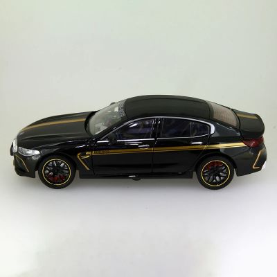 Метален автомобил BMW M8 със звук и светлини 1/24 