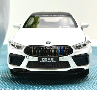 Метален автомобил BMW M8 със звук и светлини 1/24 бял