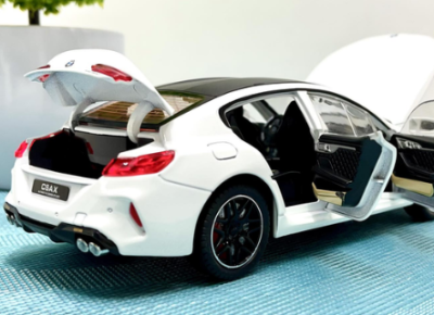 Метален автомобил BMW M8 със звук и светлини 1/24 бял