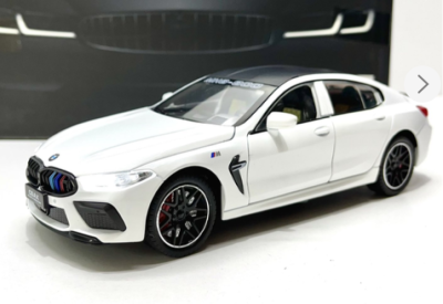 Метален автомобил BMW M8 със звук и светлини 1/24 бял