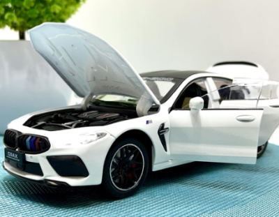 Метален автомобил BMW M8 със звук и светлини 1/24 бял