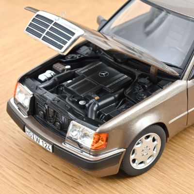 Колекционерска метална кола Mercedes-Benz 500 E 1:18 NOREV 183954